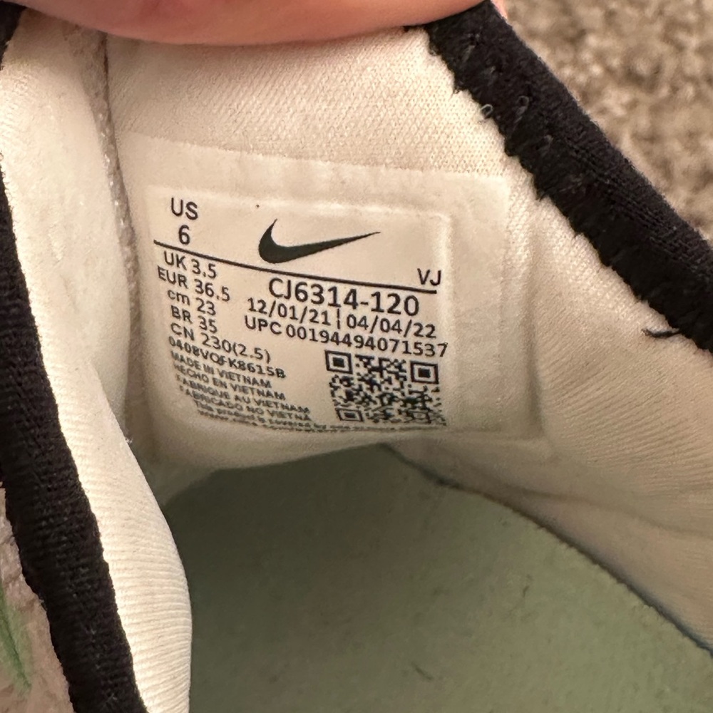 Nike Metcon White Shoes with Pink and Teal Highlights - Picture 5 of 5